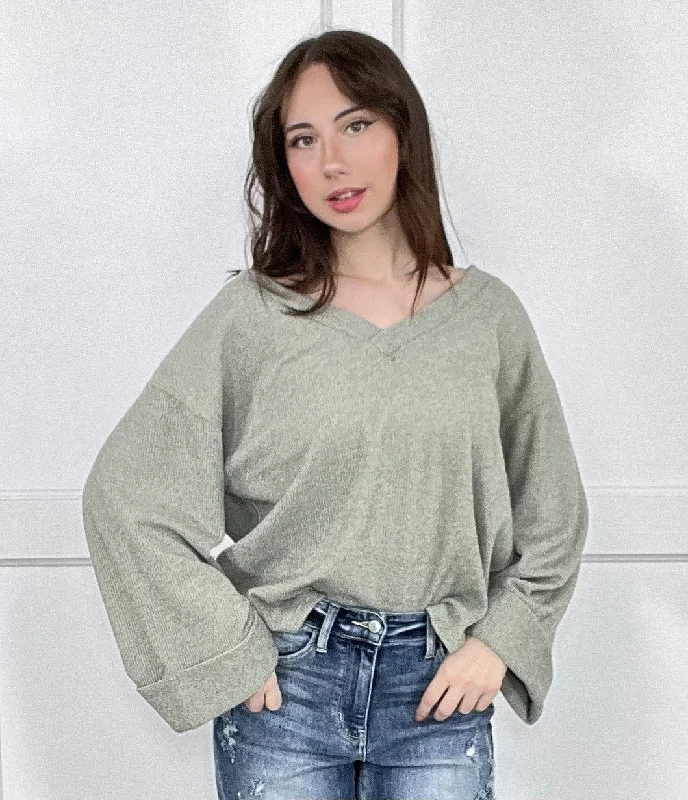 Boutique display The Blakely Women's V-Neck Ribbed Knit Pullover